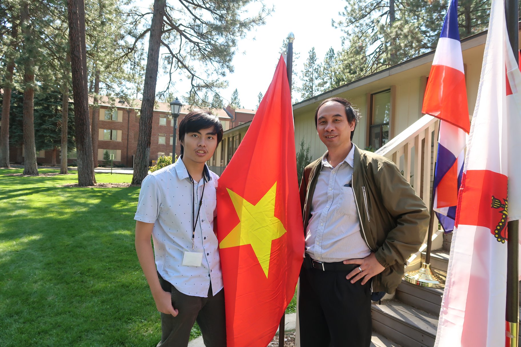 Đào Thế Hoàng và Bố Đào THế Anh tại trường WhitWorth University